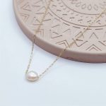 Λεπτό κολιέ με μαργαριτάρι.