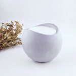 Φυτικό κερί σόγιας σε ασύμμετρο γκρι βάζο πορσελάνης