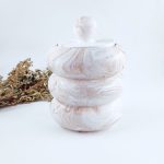 Κερί σόγιας σε πορσελάνινο βάζο με καφέ νερά