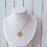 Κολιέ με μουσταρδί μονόγραμμα