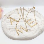 Μονόγραμμα ατσάλι μεγάλου μεγέθους.