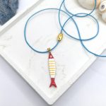 Κολιέ με γαλάζιο κορδόνι και κόκκινο ψάρι