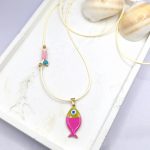 Κολιέ με κορδόνι και ψάρι ατσάλι φούξια