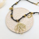 Κολιέ με κορδόνι και στοιχεία ατσάλι