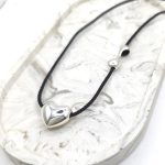 Μακρύ κολιέ με κορδόνι και καρδιά