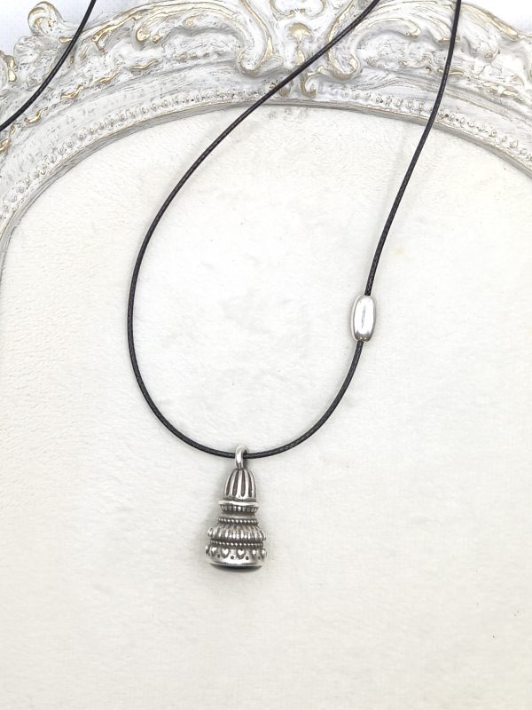 Κολιέ με κορδόνι και στοιχείο με σμάλτο