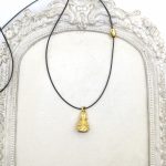 Κολιέ με κορδόνι και στοιχείο με σμάλτο