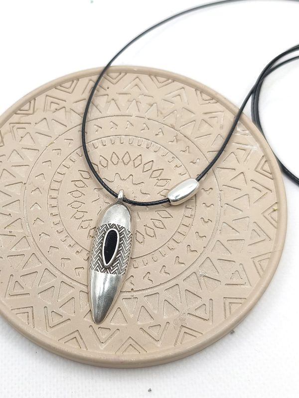 Κολιέ με κορδόνι και κρεμαστό στοιχείο σμάλτο