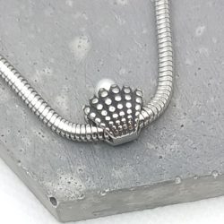 Charm χάντρα ατσάλι αχιβάδα με πέρλα