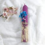 Λαμπάδα μελισοκέρι με φύλλο χρυσού και αποξηραμένα λουλούδια.