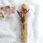 Λαμπάδα μελισοκέρι με φύλλο χρυσού και αποξηραμένα λουλούδια.