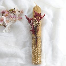 Λαμπάδα μελισοκέρι με φύλλο χρυσού και αποξηραμένα λουλούδια.