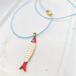 Κολιέ με γαλάζιο κορδόνι και κόκκινο ψάρι